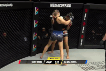 Đấm đối thủ đến "tối tăm mặt mũi", võ sĩ lại bị xử thua ngỡ ngàng