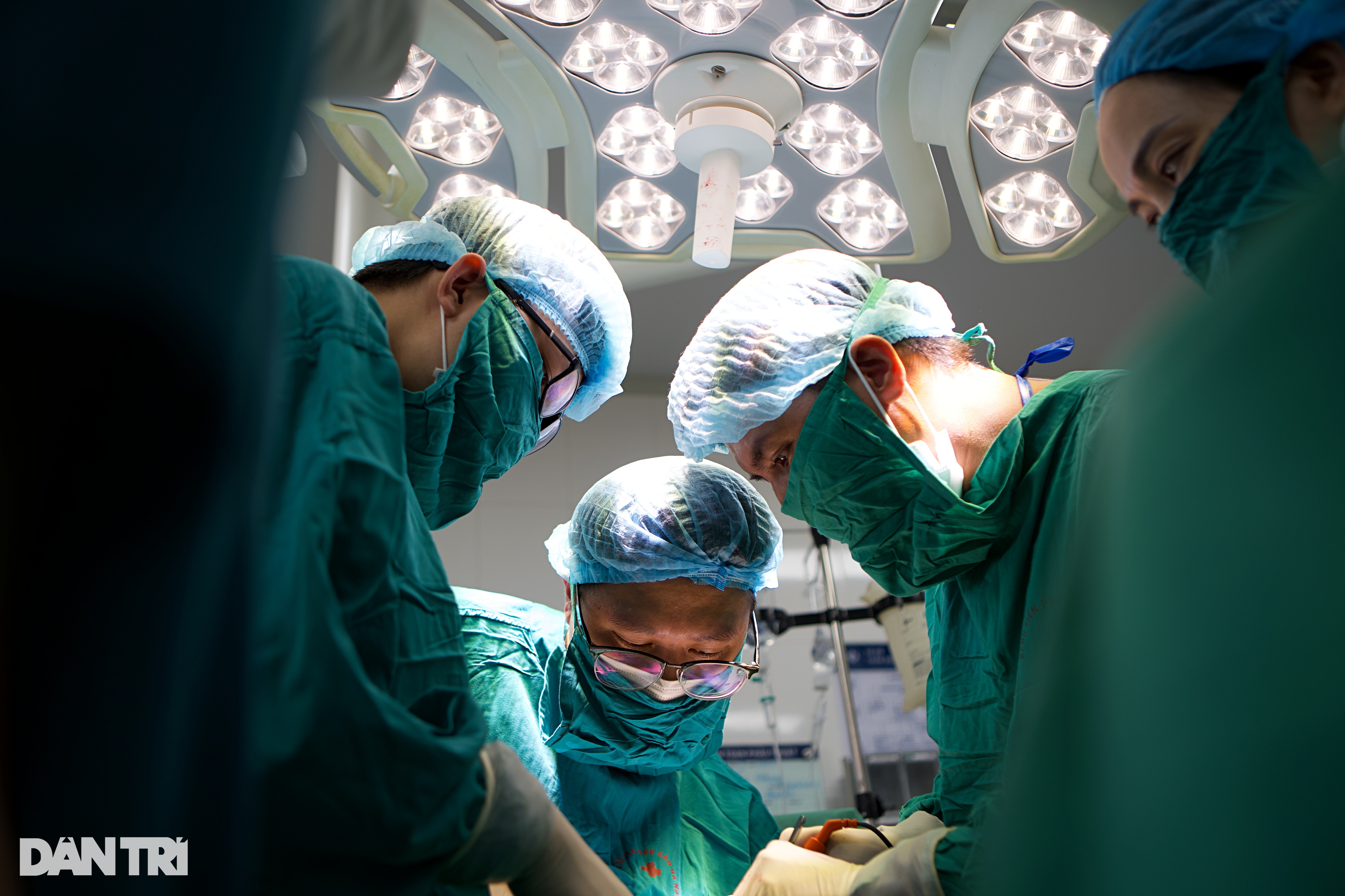 Nghẹt thở cuộc đua máu trong phòng mổ cấp cứu sản khoa - 12 Nghẹt thở cuộc đua máu trong phòng mổ cấp cứu sản khoa - 12