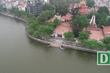 Lát gạch bê tông vân đá trên vỉa hè Hà Nội