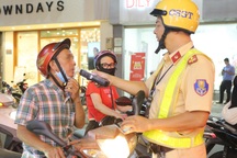 Uống 3 lon bia, tài xế ở TPHCM bỏ xe khi biết bị CSGT phạt 7 triệu đồng