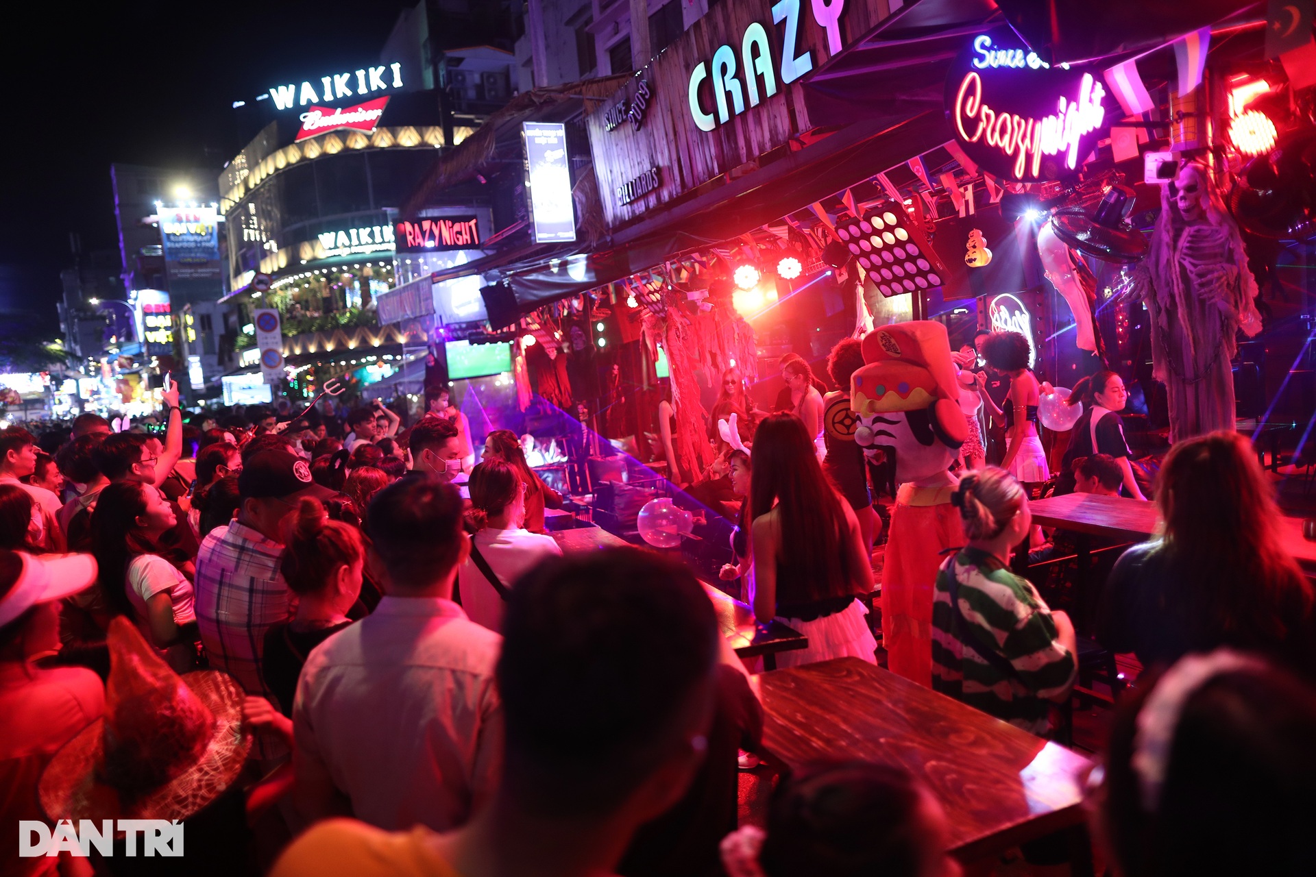 Phố Tây Bùi Viện đông nghẹt người trong đêm Halloween - 3 Phố Tây Bùi Viện đông nghẹt người trong đêm Halloween - 3