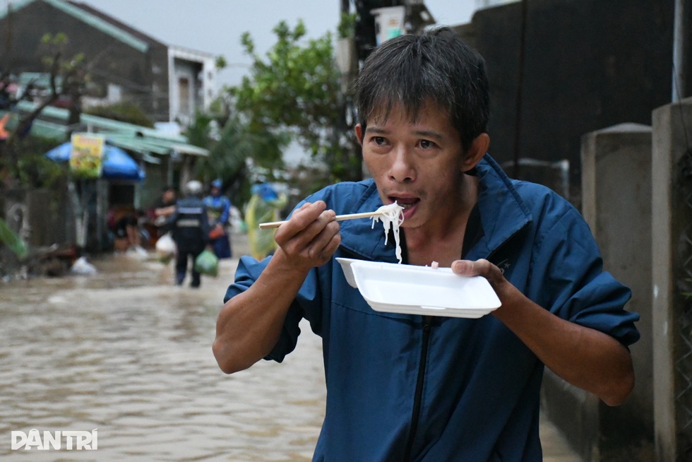 Bà cụ 74 tuổi kể chuyện hai lần dỡ mái ngói kêu cứu trong đêm lũ dữ - 4
