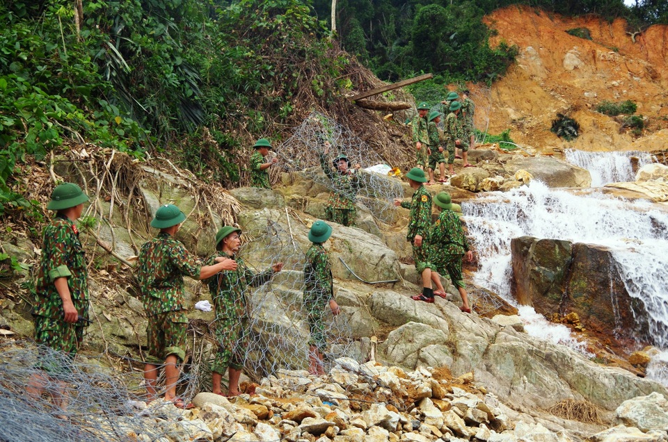 Hôm nay tái ngăn đập nắn dòng, tìm kiếm nạn nhân mất tích ở Rào Trăng - 3 Hôm nay tái ngăn đập nắn dòng, tìm kiếm nạn nhân mất tích ở Rào Trăng - 3