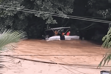 Nghi vấn lật ca nô cứu hộ trên dòng lũ chảy xiết