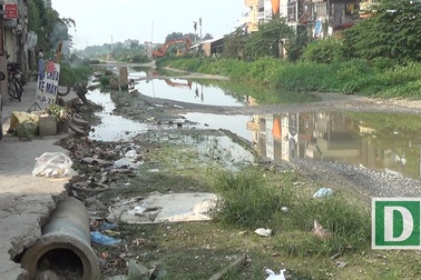Hà Nội: Đường biến thành “ao” ô nhiễm do thi công mãi không xong