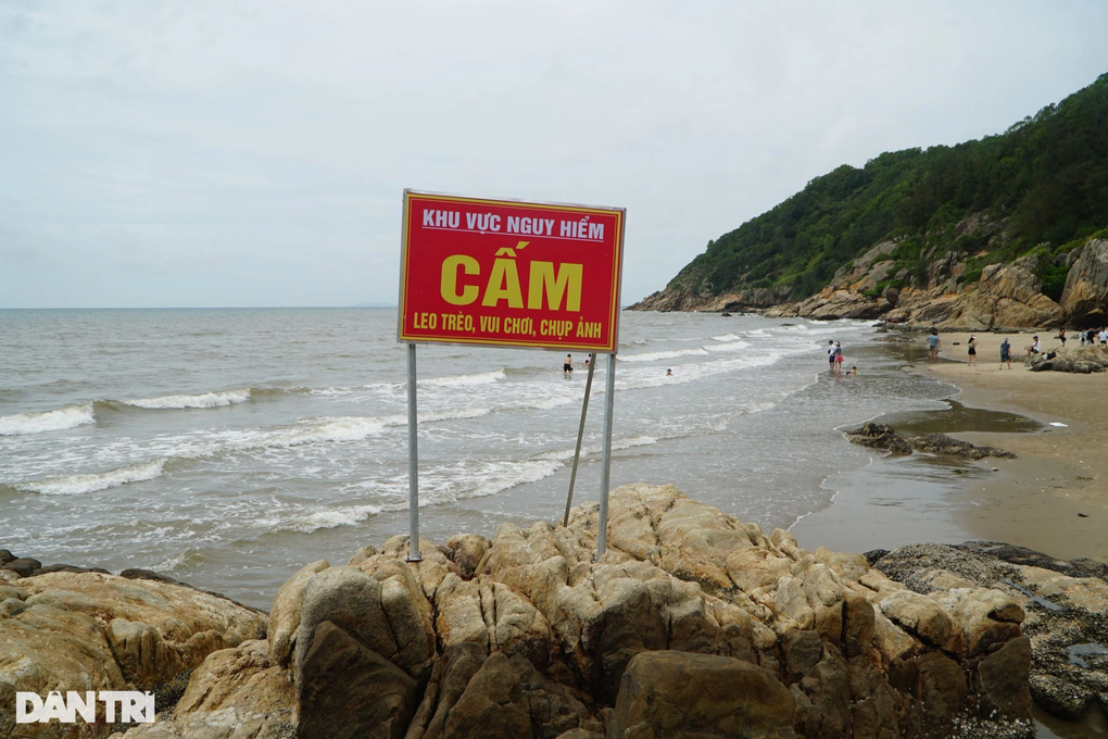 Lắp biển cảnh báo, cấm du khách leo vách đá chụp ảnh ở Sầm Sơn - 1
