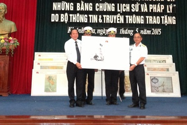 Trao tặng Học viện Hải quân bộ bản đồ "Hoàng Sa, Trường Sa của Việt Nam"