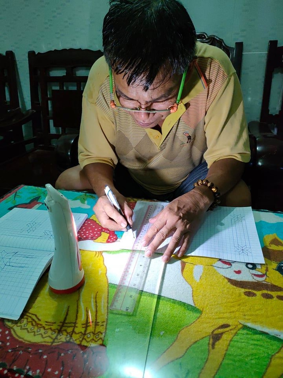 Cháu buồn vì không được giấy khen, ông nội hì hụi làm bằng khen tặng cháu - 2