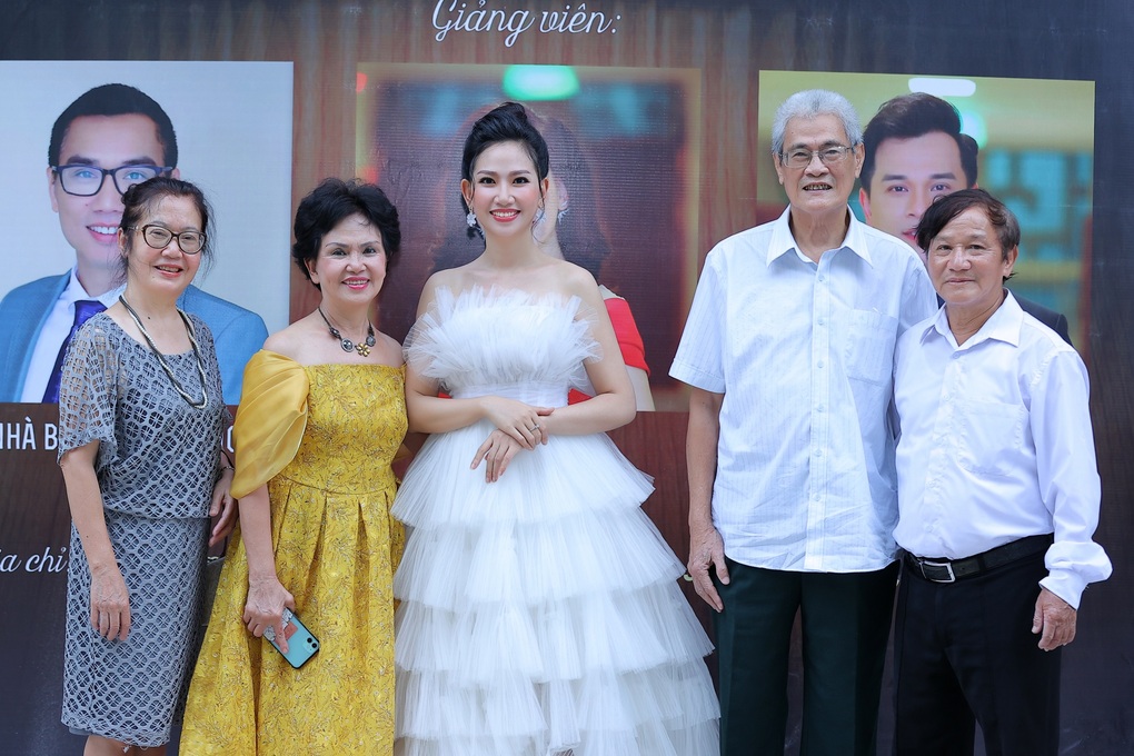 MC Mỹ Vân đọ dáng xinh đẹp bên MC Hoài Anh - 4 MC Mỹ Vân đọ dáng xinh đẹp bên MC Hoài Anh - 4