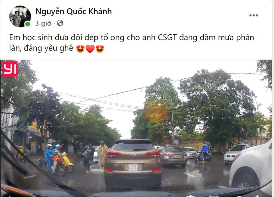 CSGT bất ngờ được tặng dép khi chân không đứng phân làn đường giữa trời mưa - 2 CSGT bất ngờ được tặng dép khi chân không đứng phân làn đường giữa trời mưa - 2