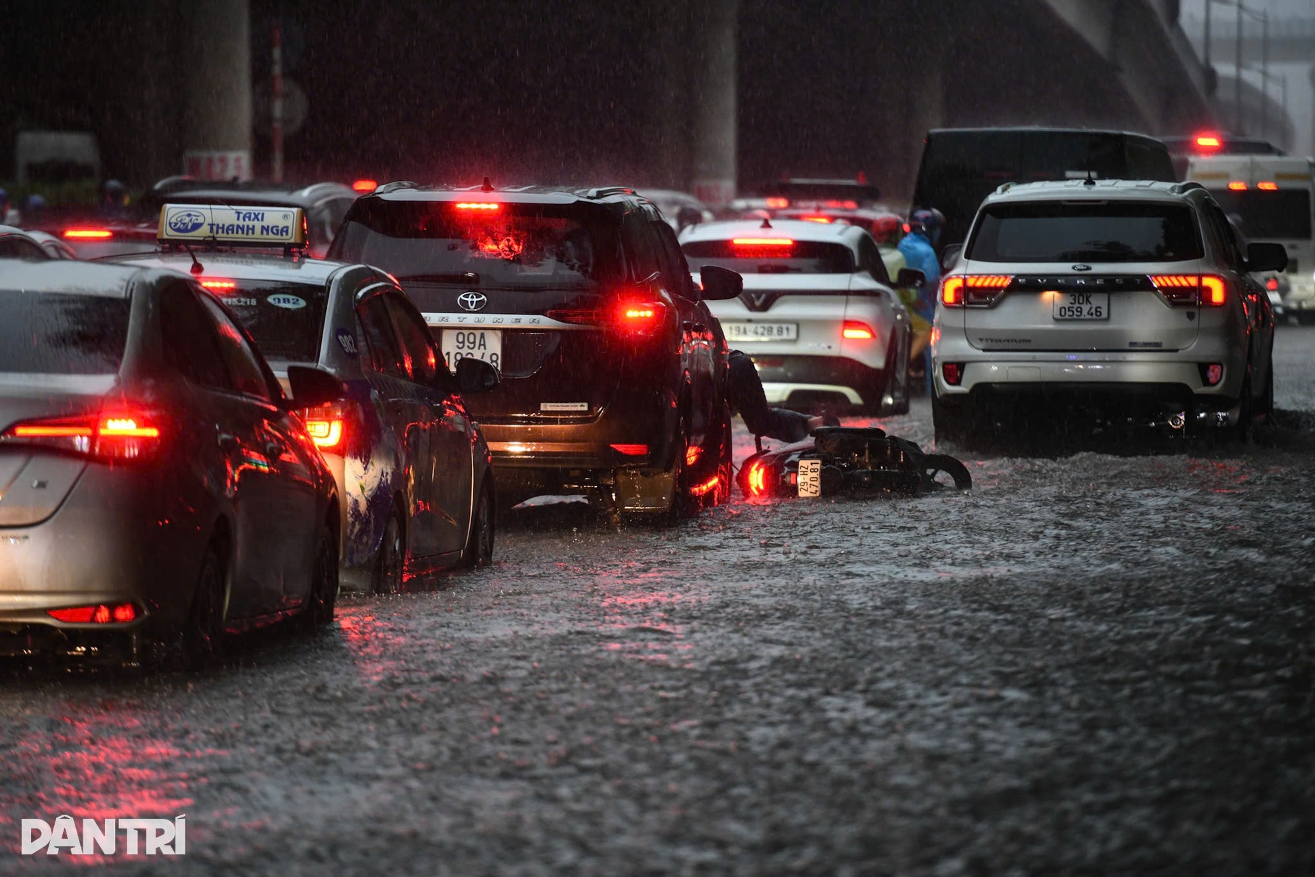 Hà Nội mưa lớn từ sáng sớm, phố phường ngập sâu, xe cộ chết máy hàng loạt - 11 Hà Nội mưa lớn từ sáng sớm, phố phường ngập sâu, xe cộ chết máy hàng loạt - 11