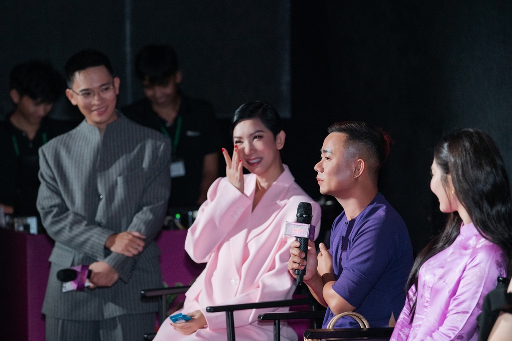 Xuân Lan bật khóc gửi lời nhắn đến Hương Giang đang thi Hoa hậu Hoàn vũ - 1 Xuân Lan bật khóc gửi lời nhắn đến Hương Giang đang thi Hoa hậu Hoàn vũ - 1