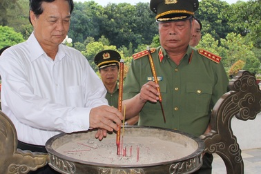 Lãnh đạo Bộ Công an viếng Nghĩa trang liệt sĩ Quốc gia Đồi 82