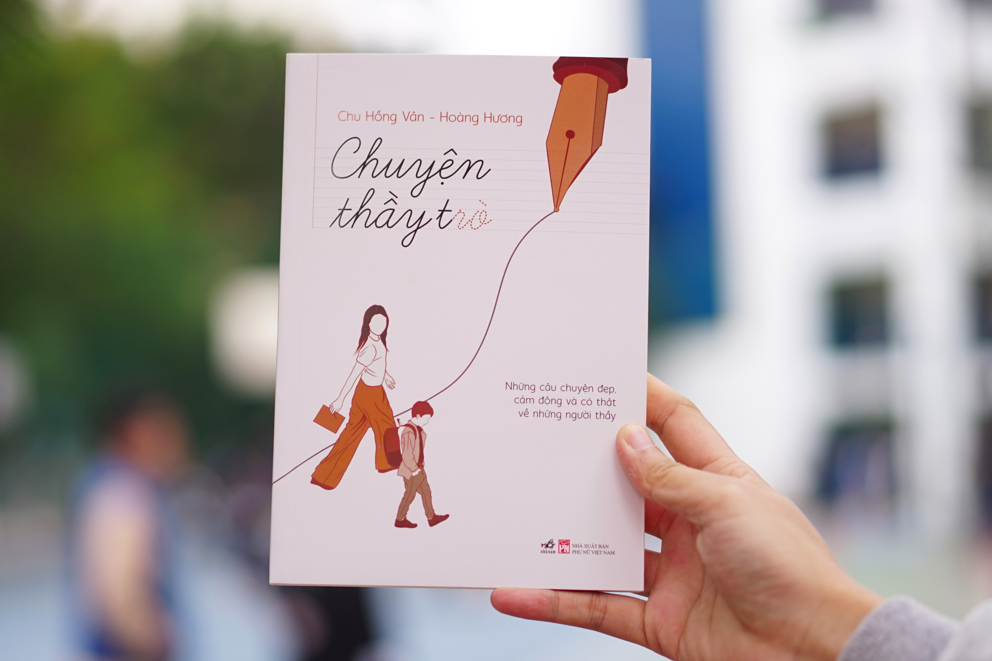 Hal-hal indah dan menyentuh dalam buku Cerita Guru-Siswa pada tanggal 20-1 November Những điều đẹp đẽ và cảm động trong sách Chuyện thầy trò nhân ngày 20/11 - 1