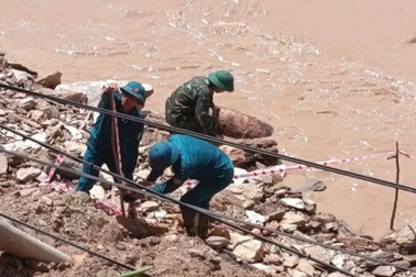 Nước lũ rút, lộ quả bom dưới chân quốc lộ 7