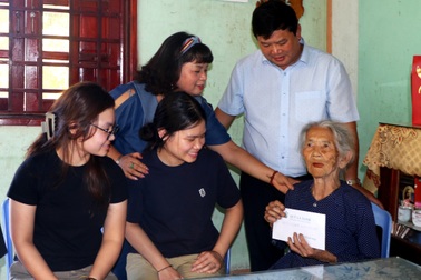 Một gia đình nhận phụng dưỡng 101 Mẹ Việt Nam anh hùng