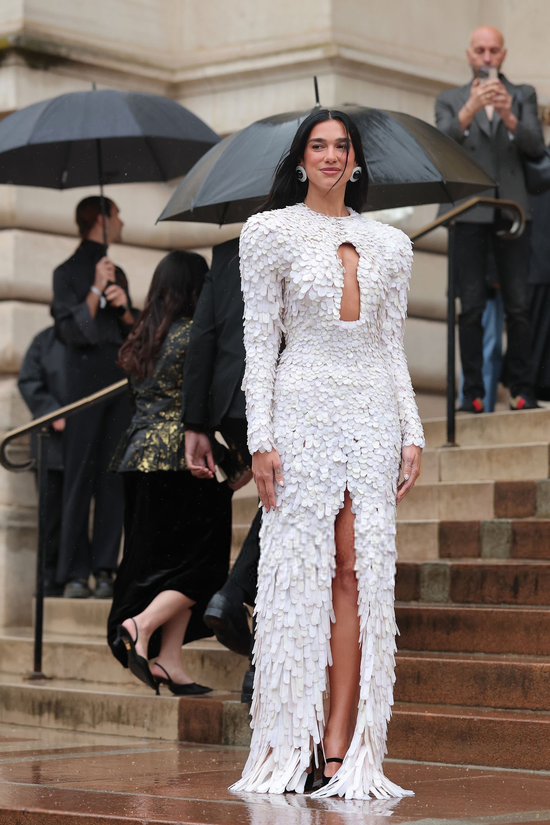 Cardi B gây sốc khi diện váy nhô cao đến đỉnh đầu, tạo dáng cùng quạ đen - 1 Cardi B gây sốc khi diện váy nhô cao đến đỉnh đầu, tạo dáng cùng quạ đen - 1