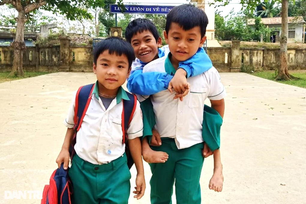 Hành trình kỳ diệu của cậu học trò khuyết tật đến trường trên lưng bạn - 2 Hành trình kỳ diệu của cậu học trò khuyết tật đến trường trên lưng bạn - 2