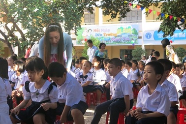 Thông báo tuyển dụng giáo viên rồi lại tạm dừng