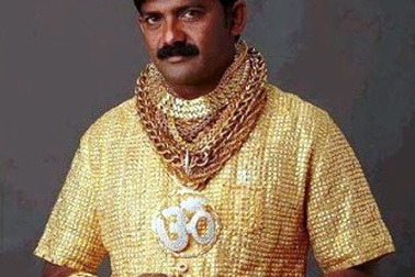 Thương nhân Ấn Độ khoe áo sơ-mi bằng vàng