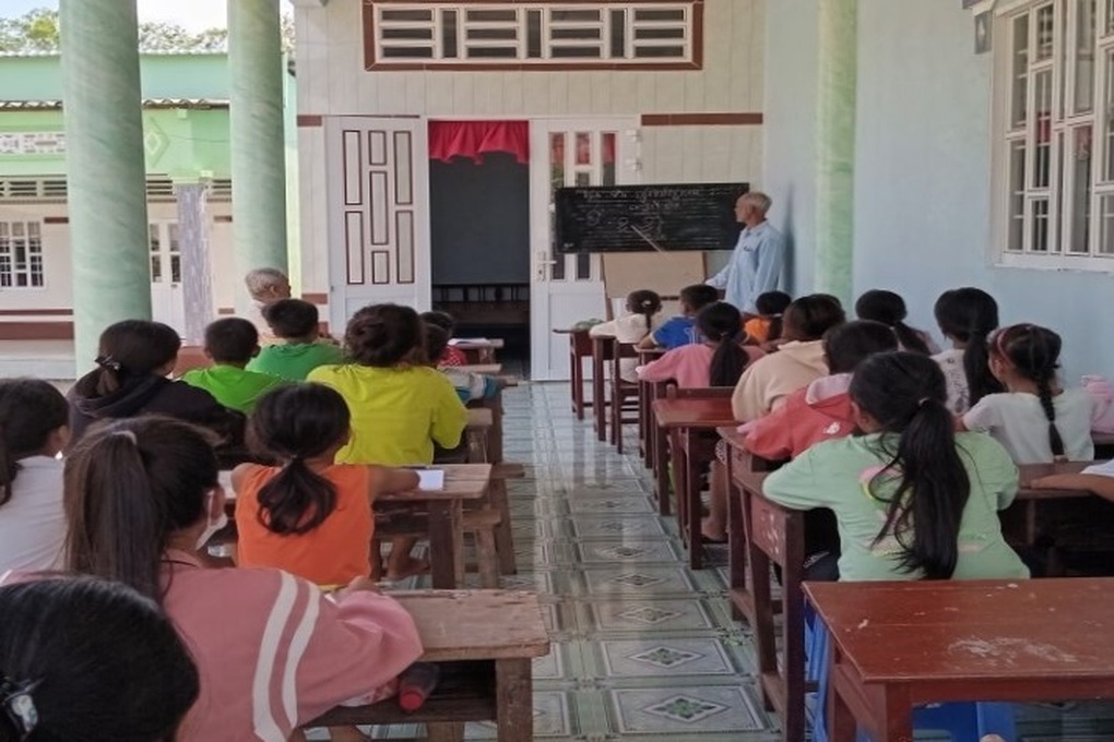 Dự chi hơn 1 tỷ đồng hỗ trợ người dân vùng dân tộc thiểu số học xóa mù chữ - 1 Dự chi hơn 1 tỷ đồng hỗ trợ người dân vùng dân tộc thiểu số học xóa mù chữ - 1