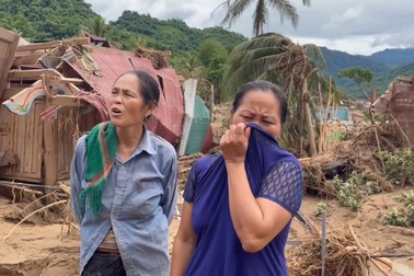 "Lũ lấy hết rồi, xin đừng bỏ rơi chúng tôi!"