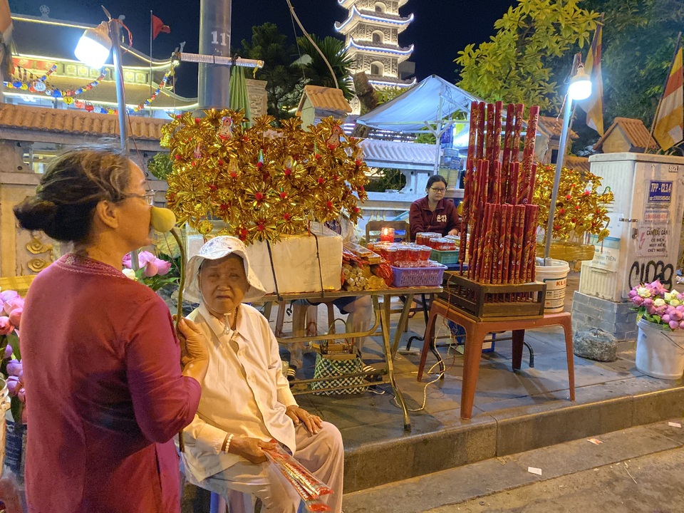 Sau giao thừa, nhiều người đi chùa cầu bình an - 16 Sau giao thừa, nhiều người đi chùa cầu bình an - 16