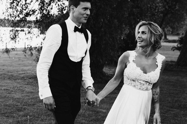 Bà xã cầu thủ MU khoe bụng bầu bốc lửa