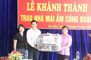 Nữ giáo viên vùng cao được tặng nhà “Mái ấm công đoàn”