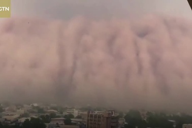 Bão cát đỏ như bức tường thành khổng lồ "nhấn chìm" thành phố