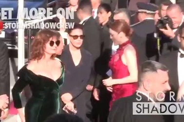 71 tuổi, sao Hollywood vẫn tự tin khoe ngực trên thảm đỏ