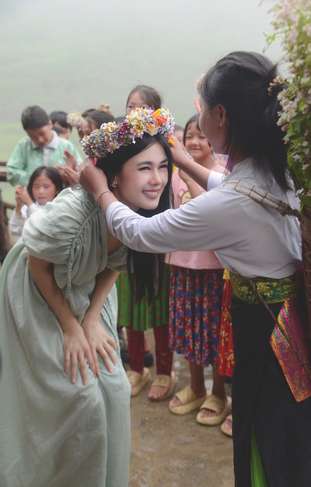 Ca sĩ Phúc Anh kể kỷ niệm khó quên khi ghi hình ở vùng cao sau bão - 1 Ca sĩ Phúc Anh kể kỷ niệm khó quên khi ghi hình ở vùng cao sau bão - 1