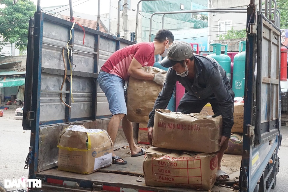 Lo phong tỏa, tiểu thương chợ đầu mối lớn nhất Nghệ An cấp tập sơ tán hàng - 6 Lo phong tỏa, tiểu thương chợ đầu mối lớn nhất Nghệ An cấp tập sơ tán hàng - 6