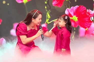 Ca sĩ Ngọc Anh đưa con gái lên sân khấu chương trình truyền hình Tết