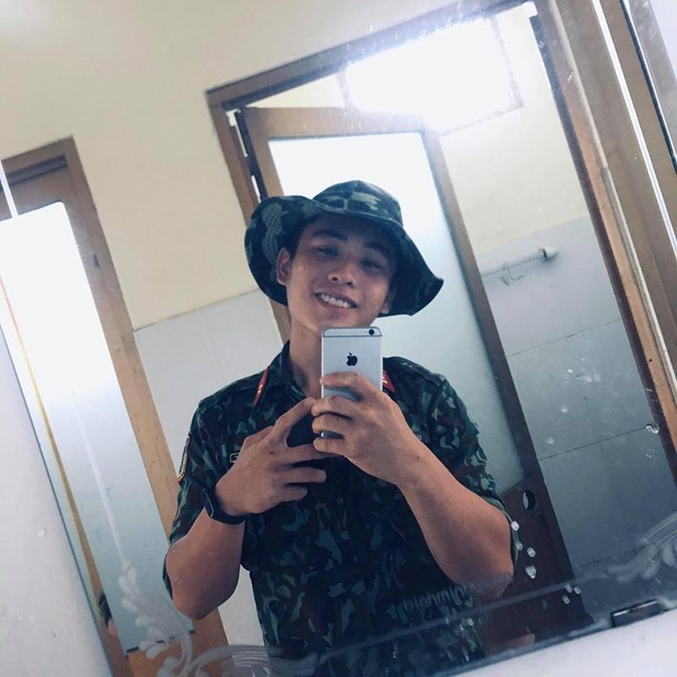 Anh chàng đeo khẩu trang cũng đẹp trai tặng hoa Châu Bùi ngày 8/3 - 2