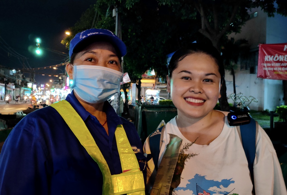 Nụ cười rạng rỡ của những cô lao công khi được tặng hoa ngày 20/10 - 6 Nụ cười rạng rỡ của những cô lao công khi được tặng hoa ngày 20/10 - 6