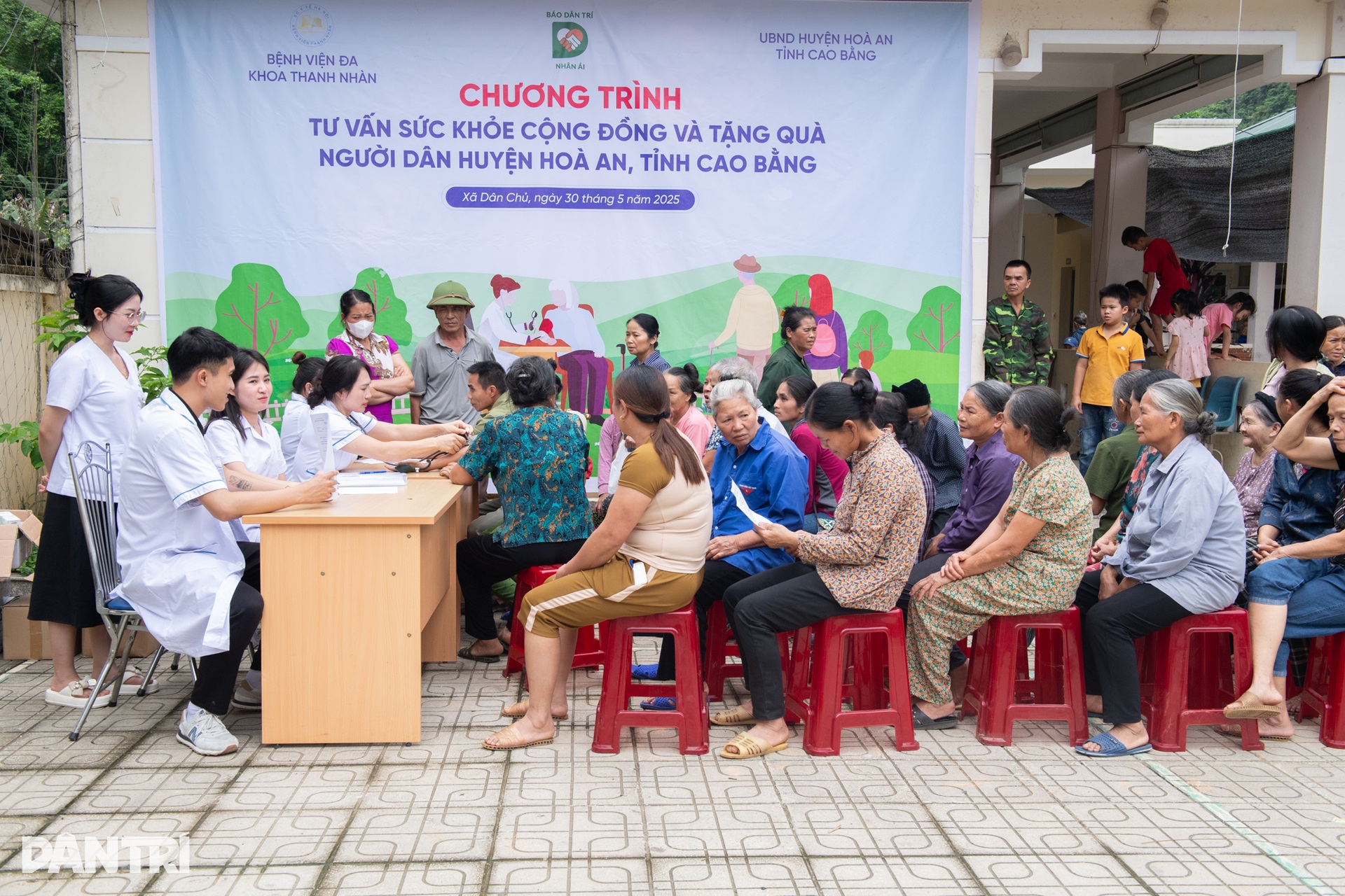 Tư vấn sức khoẻ như món quà quý đối với những gia đình còn khó khăn” - 1 Tư vấn sức khoẻ như món quà quý đối với những gia đình còn khó khăn” - 1