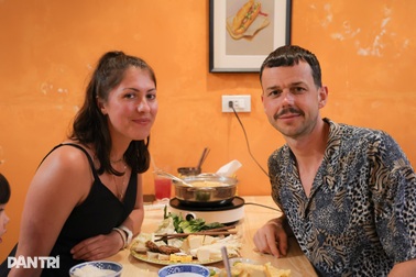 Khách Tây mê món chay Việt, không ngại vượt ngõ hẹp để thưởng thức