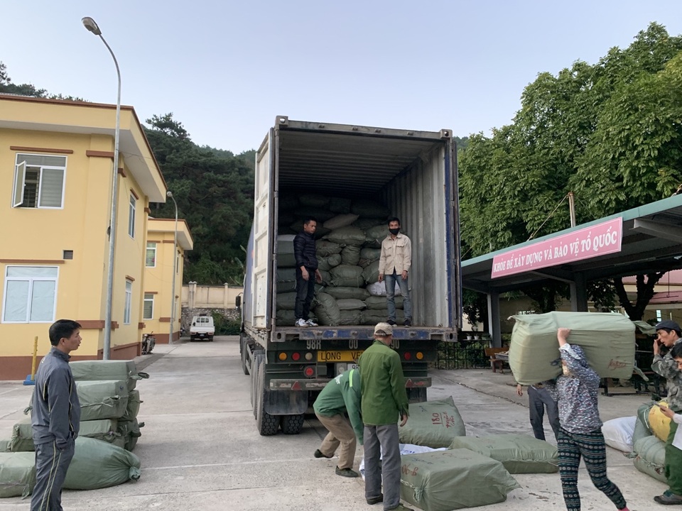Bắt giữ 3 đối tượng buôn lậu hơn 100 tấn dược liệu qua nhiều tỉnh - 2 Bắt giữ 3 đối tượng buôn lậu hơn 100 tấn dược liệu qua nhiều tỉnh - 2