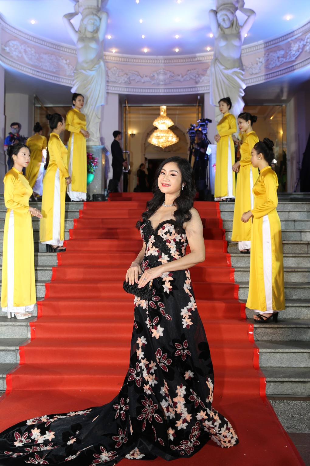 Minh Hằng mặc xuyên thấu, NSND Thu Hà khoe vai trần trên thảm đỏ Mai Vàng - 3