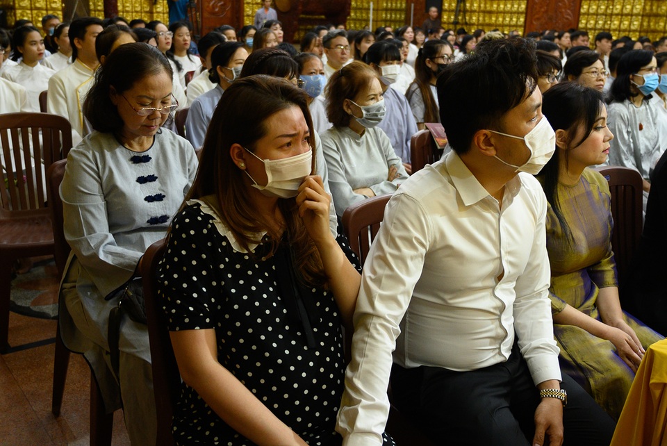 Con gái Vân Quang Long khóc khi hát Ba kể con nghe trong Lễ cầu siêu - 12 Con gái Vân Quang Long khóc khi hát Ba kể con nghe trong Lễ cầu siêu - 12