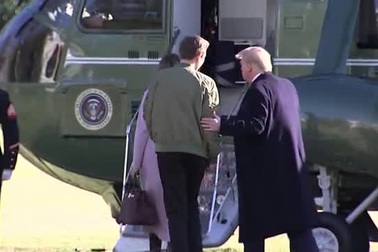 Con trai út Tổng thống Trump cùng bố mẹ rời Nhà Trắng