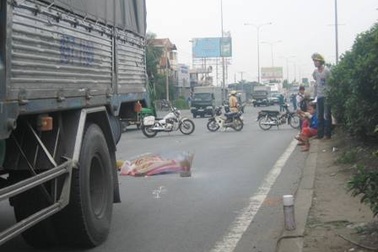 Băng qua đường đón vợ, người đàn ông bị xe tông chết