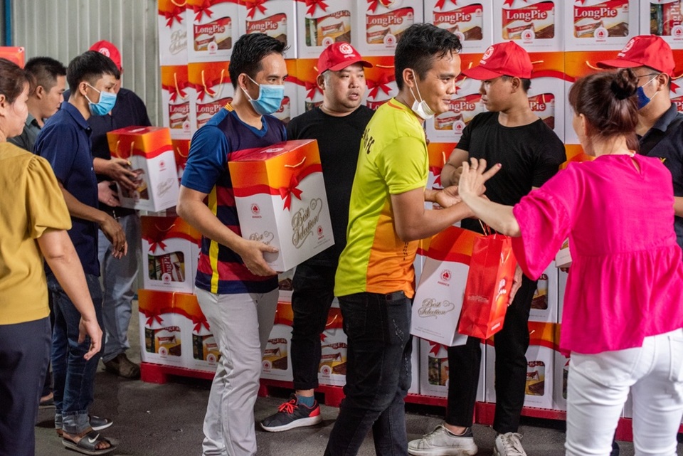 400 công nhân có hoàn cảnh khó khăn vui mừng nhận quà đón Tết - 3 400 công nhân có hoàn cảnh khó khăn vui mừng nhận quà đón Tết - 3