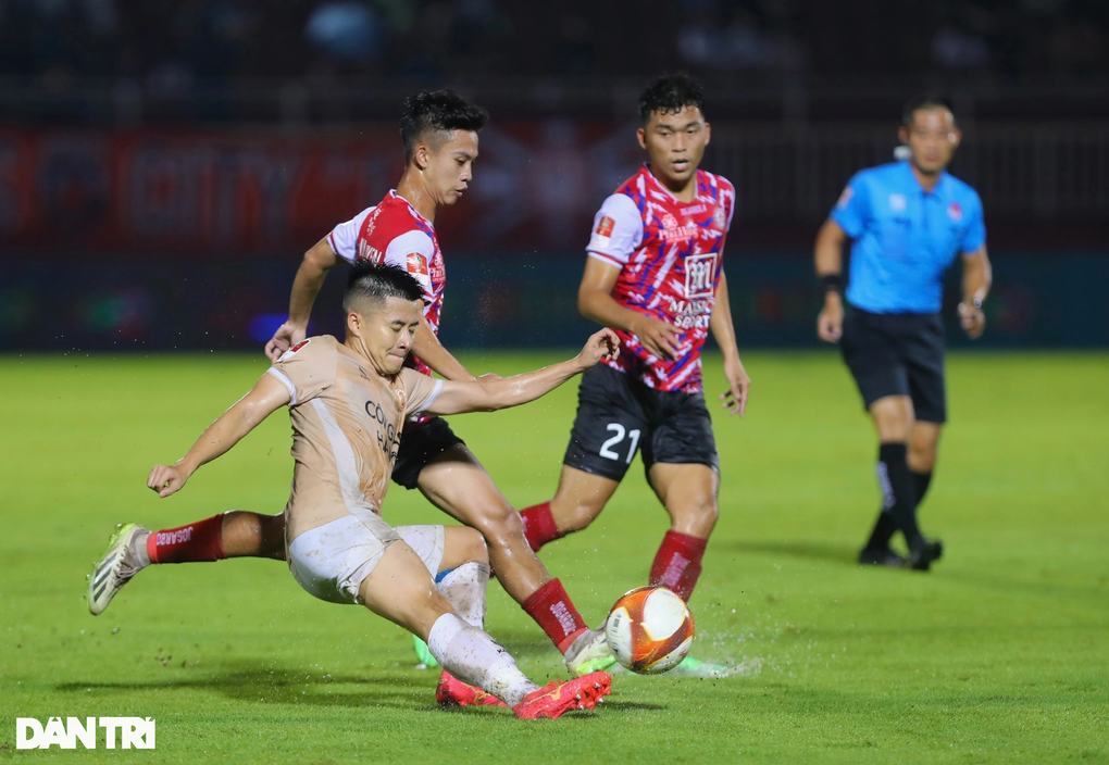 Chơi thiếu người, CLB Công an Hà Nội bất ngờ thua TPHCM - 3 Chơi thiếu người, CLB Công an Hà Nội bất ngờ thua TPHCM - 3