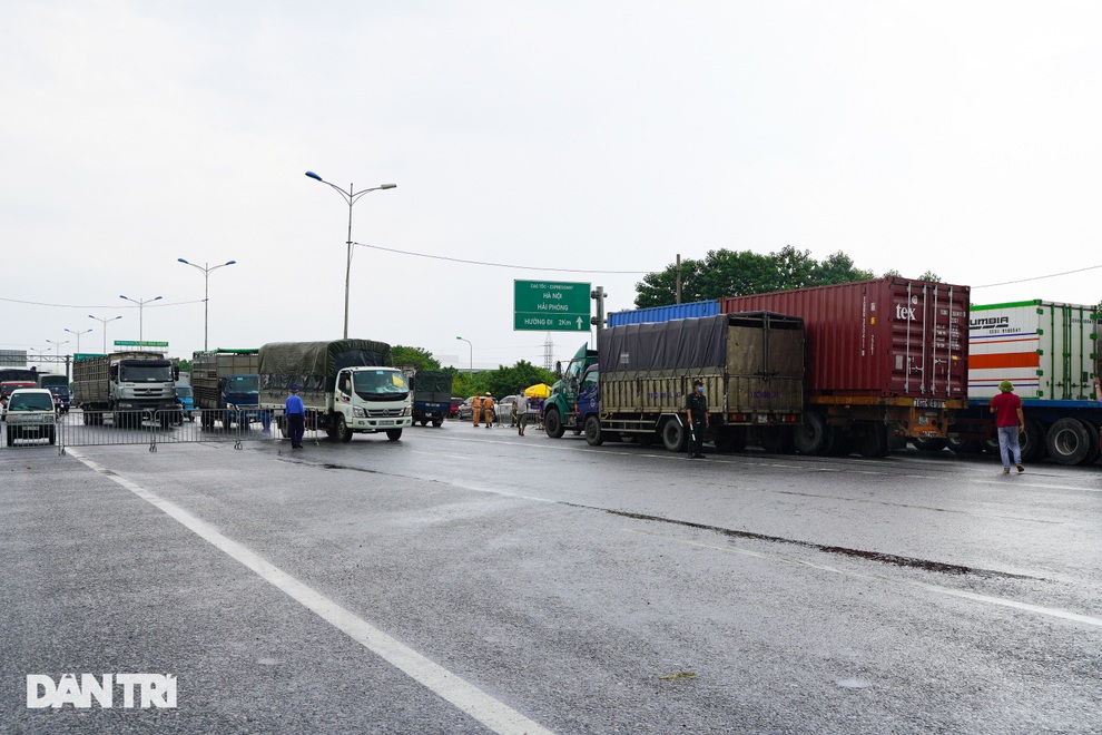 Cửa ngõ Thủ đô ùn tắc kéo dài, hàng nghìn phương tiện buộc phải quay đầu - 4 Cửa ngõ Thủ đô ùn tắc kéo dài, hàng nghìn phương tiện buộc phải quay đầu - 4