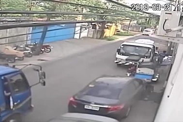 Đang đi bộ, cô gái bị cây đổ đè bất tỉnh