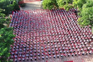 Tập thể học sinh Trường THCS Thị trấn Chũ đồng diễn trong lễ khai giảng