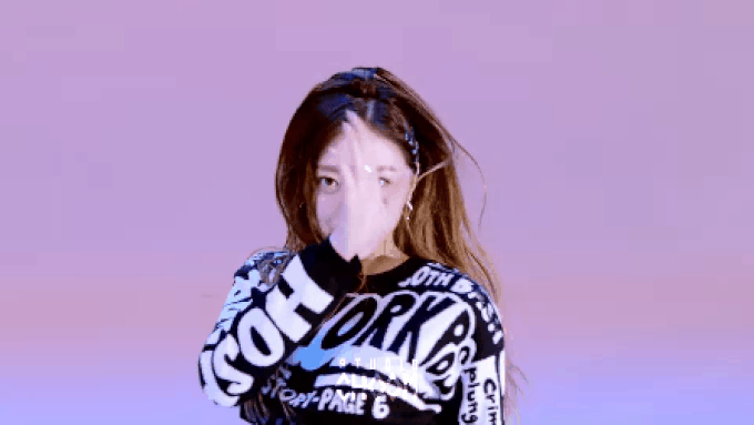 Yuna (ITZY) chỉ ngẫu hứng nháy mắt khi trình diễn WANNABE thôi mà khiến fan đổ rạp, các thành viên tức tốc học hỏi theo ngay đi này! - Ảnh 3. Yuna (ITZY) chỉ ngẫu hứng nháy mắt khi trình diễn WANNABE thôi mà khiến fan đổ rạp, các thành viên tức tốc học hỏi theo ngay đi này! - Ảnh 3.