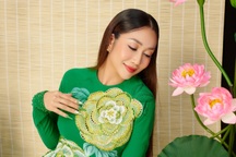 Ốc Thanh Vân diện áo dài, khoe nhan sắc rạng rỡ sau thời gian sang Úc